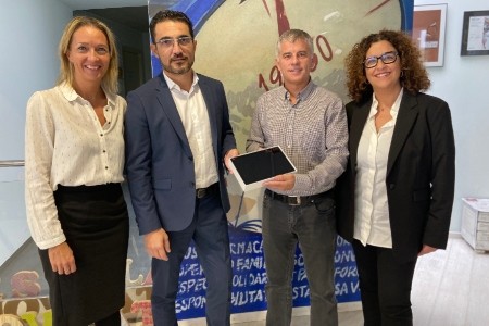 Joviat rep una donaci de 15 tauletes, per part de BBVA, per a alumnes de secundria